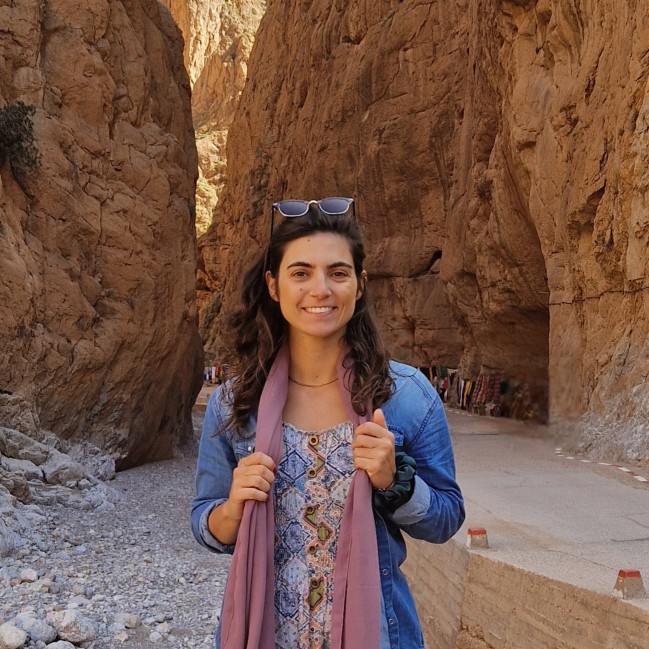 Ana a sorrir no meio de um desfiladeiro em Marrocos.